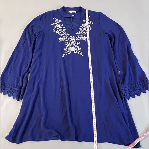 Altar'd State Women’s Navy Blue Floral- Embroidered V-Neck Mini Dress Sz M Boho‎ - Picture 3 of 8